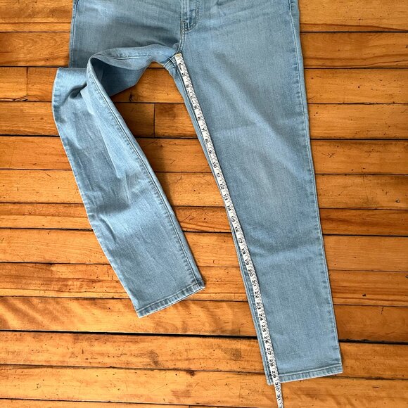 Levi's Mid Rise Boyfriend Jeans in Hold it Down Light Wash, Size 31/30 - Picture 14 of 14